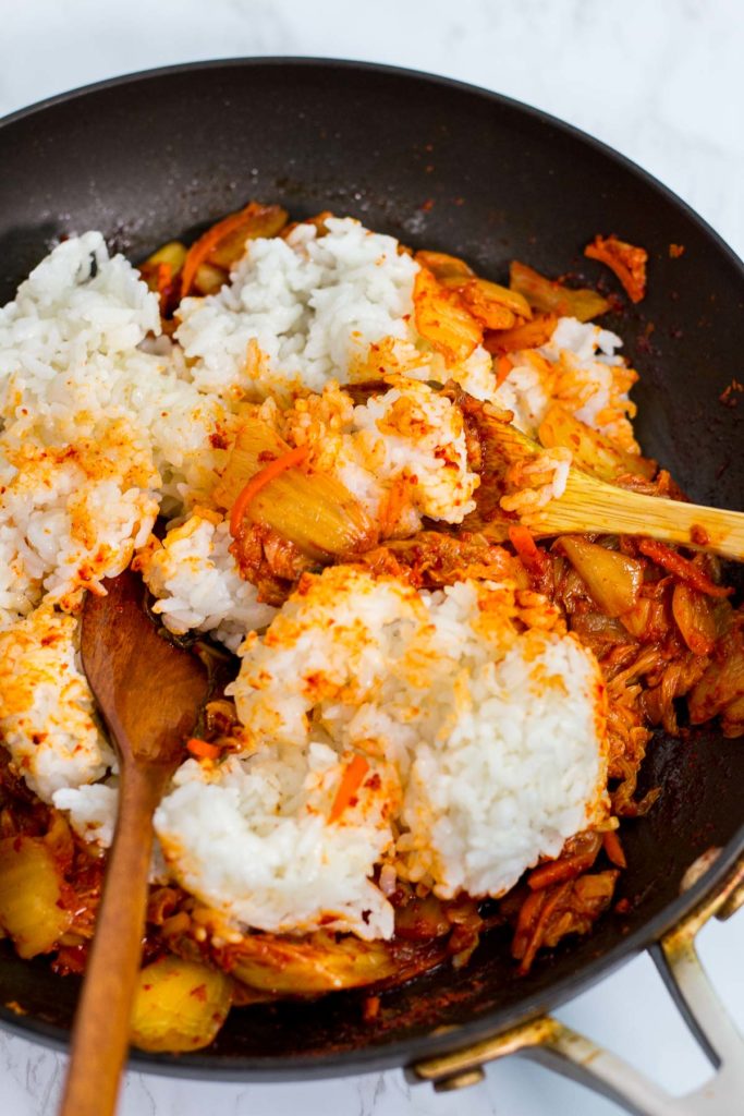 In the process of mixing rice with stir-fried kimchi