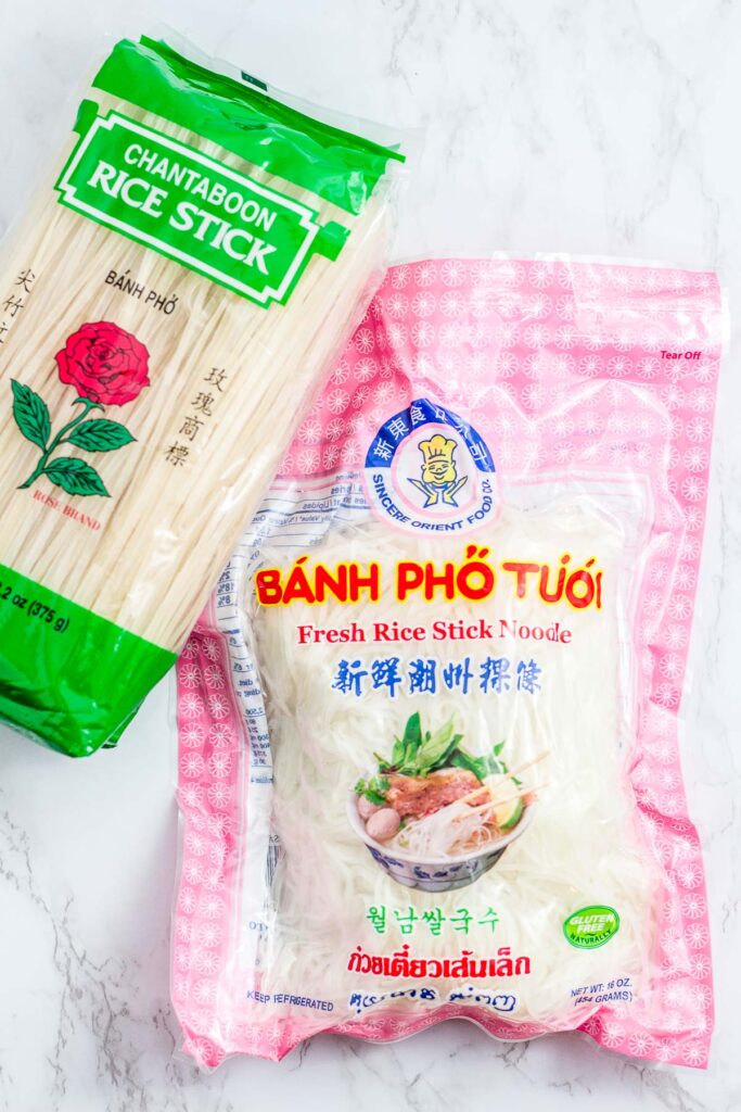 A picture of dried rice noodles and fresh rice noodles