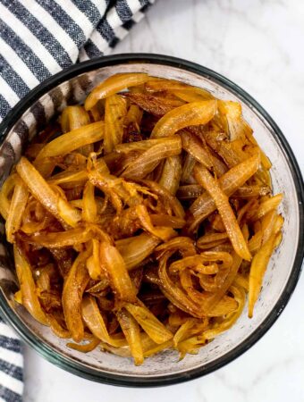 how to caramelized onion, finished caramelized onion in a clear bowl