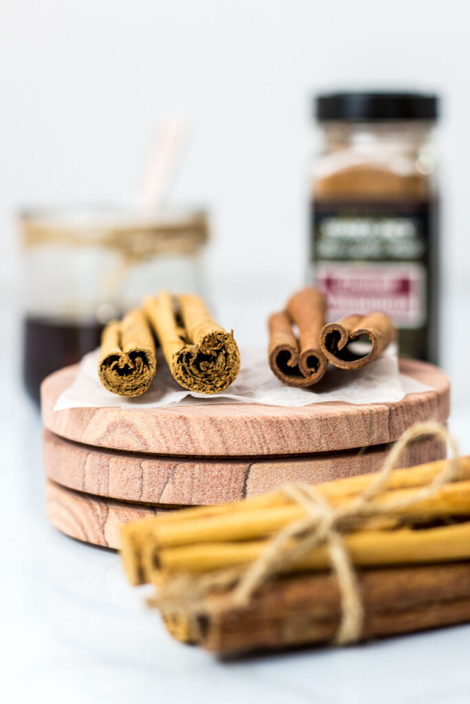 Ceylon cinnamon and cassia cinnamon sticks